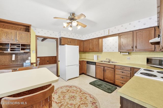 808 N Wintergarden Road, Bowling Green, OH 43402