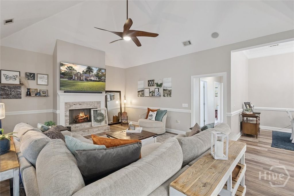 Image 11 of property listing at 39 Maxwell Court, Richmond Hill, GA 31324