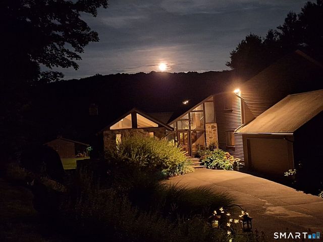 127 Huntingtown Road, Newtown, CT 06470