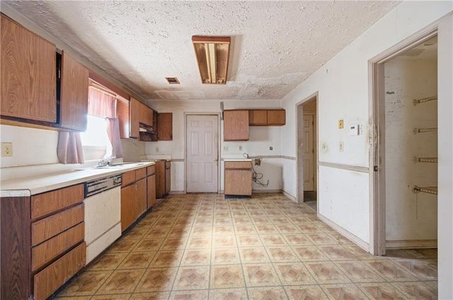 1044 Autumn Crest Court, Stone Mountain, GA 30083