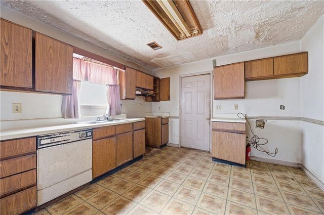 1044 Autumn Crest Court, Stone Mountain, GA 30083