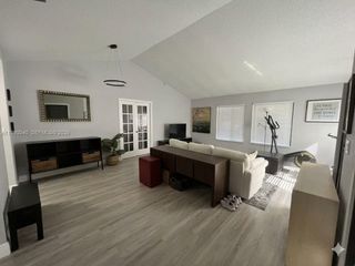 3931 SW 84th Ter, Davie, FL 33328