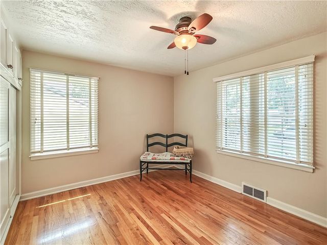 5026 W 72nd Terrace, Prairie Village, KS 66208