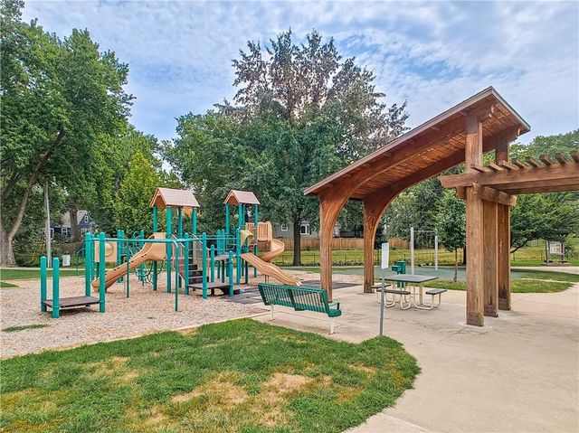 5026 W 72nd Terrace, Prairie Village, KS 66208