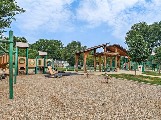 5026 W 72nd Terrace, Prairie Village, KS 66208
