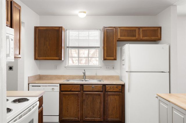 1225 Hilltop DR, San Marcos, TX 78666