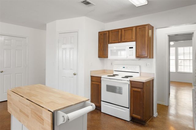 1225 Hilltop DR, San Marcos, TX 78666