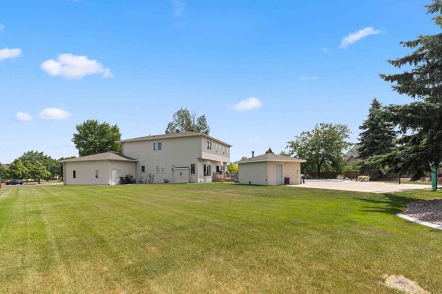 5039 Rose Creek Parkway S, Fargo, ND 58104
