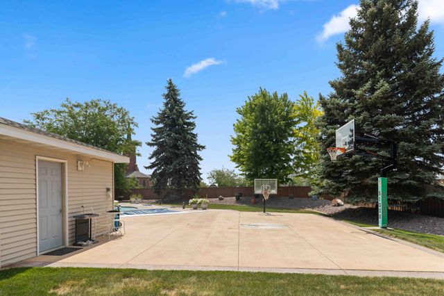 5039 Rose Creek Parkway S, Fargo, ND 58104