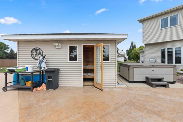 5039 Rose Creek Parkway S, Fargo, ND 58104