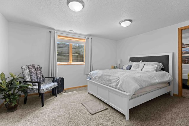 5039 Rose Creek Parkway S, Fargo, ND 58104