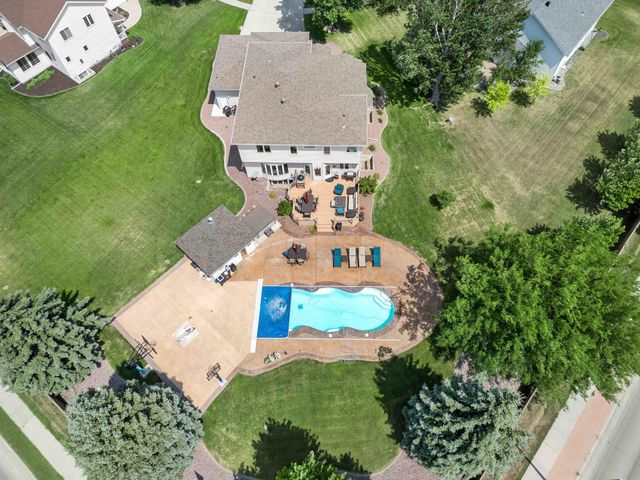 5039 Rose Creek Parkway S, Fargo, ND 58104