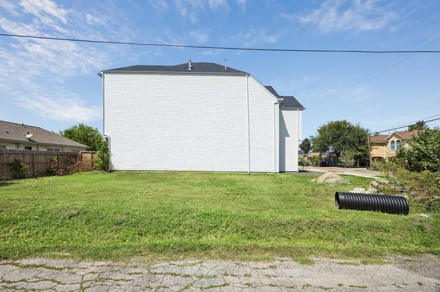 1211 Northwood Street, Houston, TX 77009