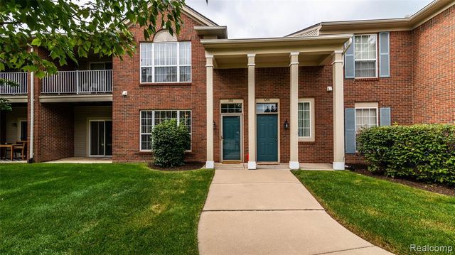 3106 Chesapeake Circle, Walled Lake, MI 48390
