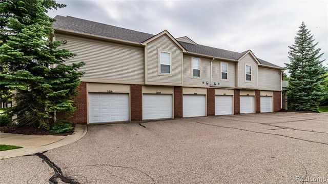 3106 Chesapeake Circle, Walled Lake, MI 48390