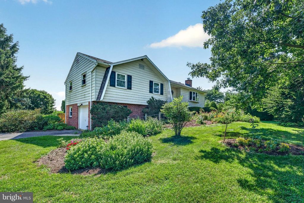 1277 S COLEBROOK RD, Manheim, PA 17545