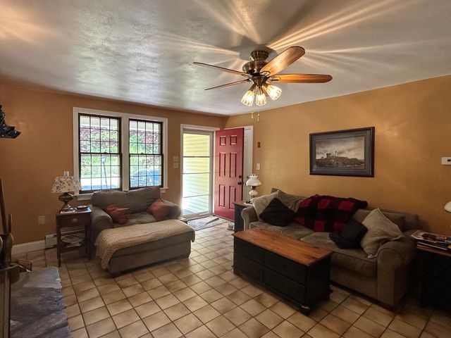 9 Oak Ridge Road, Kensington, NH 03833