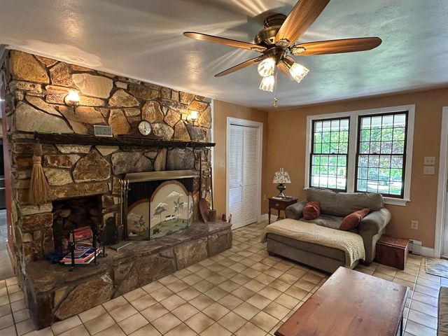 9 Oak Ridge Road, Kensington, NH 03833