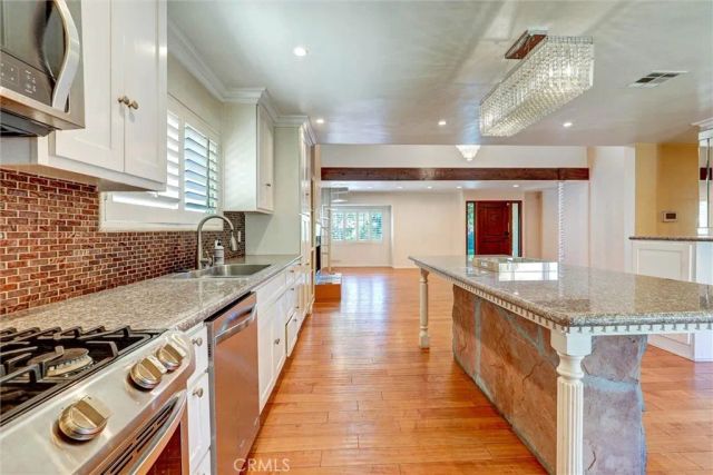 16670 Moorpark, Encino, CA 91436