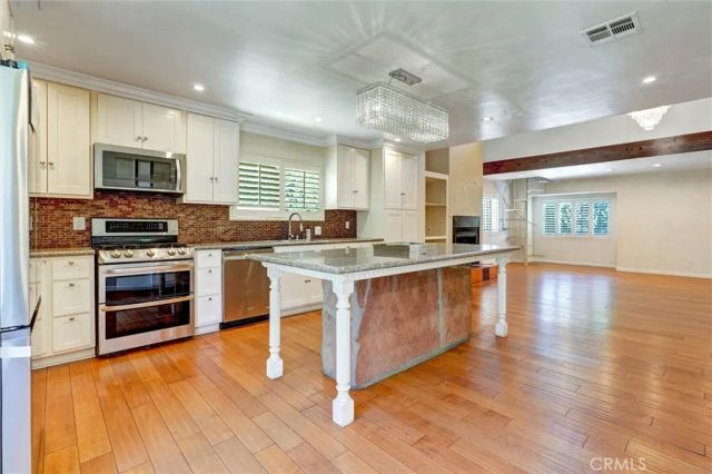 16670 Moorpark, Encino, CA 91436