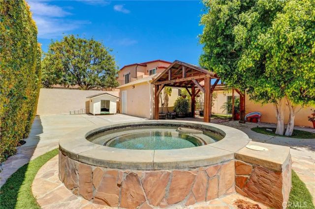 16670 Moorpark, Encino, CA 91436