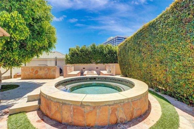 16670 Moorpark, Encino, CA 91436