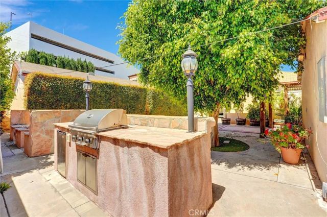 16670 Moorpark, Encino, CA 91436