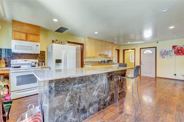 16670 Moorpark, Encino, CA 91436