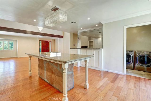 16670 Moorpark, Encino, CA 91436