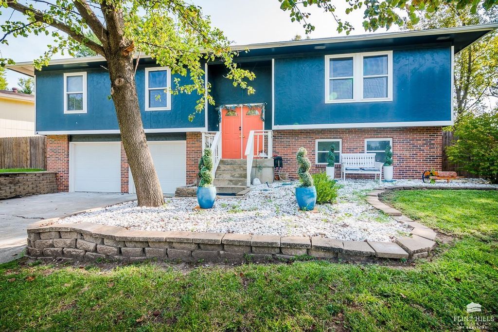 1304 Givens Road, Manhattan, KS 66503