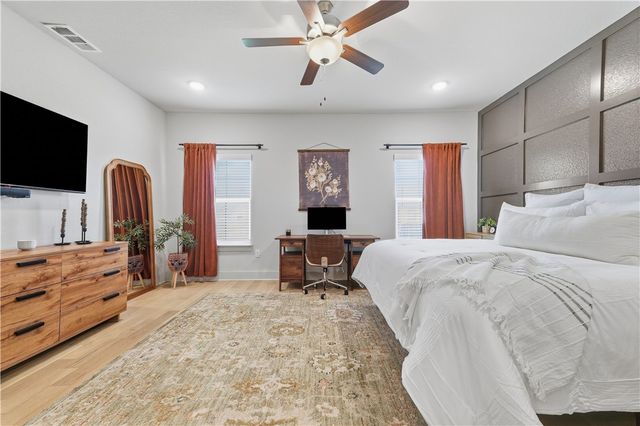 139 N Hawkstone Drive, Fayetteville, AR 72704