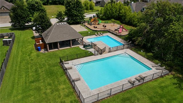 139 N Hawkstone Drive, Fayetteville, AR 72704