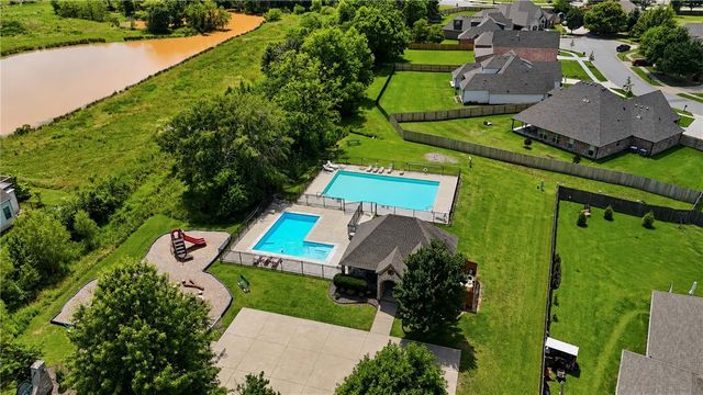 139 N Hawkstone Drive, Fayetteville, AR 72704