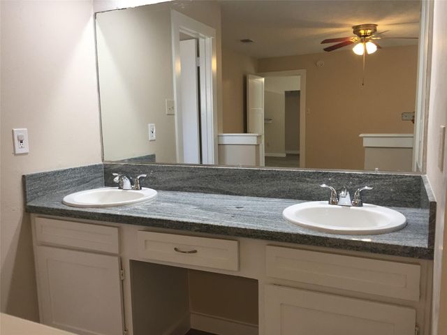 1138 Oxford Drive, Pearland, TX 77584