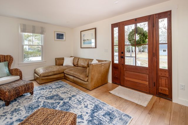 8 Pine St, Mattapoisett, MA 02739