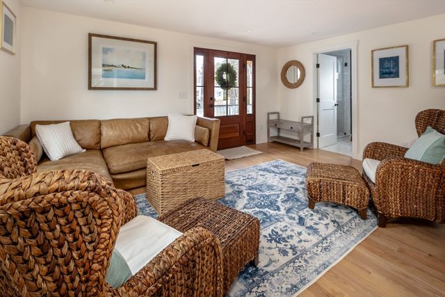 8 Pine St, Mattapoisett, MA 02739