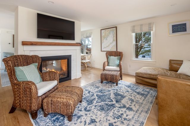 8 Pine St, Mattapoisett, MA 02739