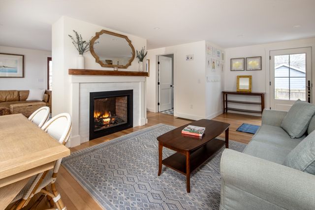 8 Pine St, Mattapoisett, MA 02739