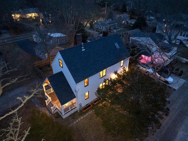 8 Pine St, Mattapoisett, MA 02739