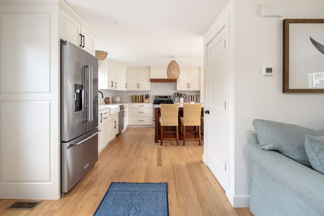 8 Pine St, Mattapoisett, MA 02739