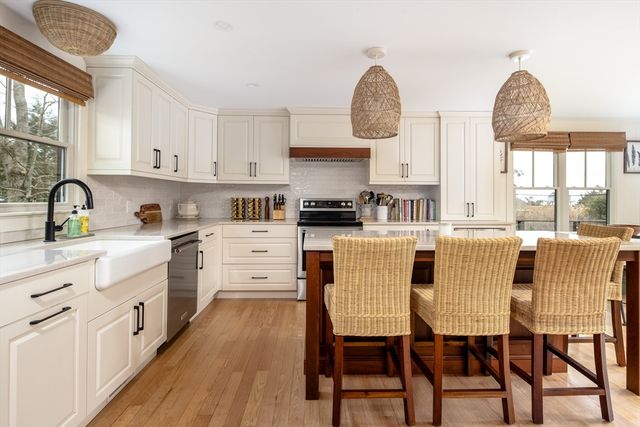 8 Pine St, Mattapoisett, MA 02739