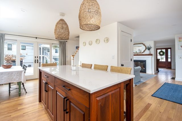 8 Pine St, Mattapoisett, MA 02739