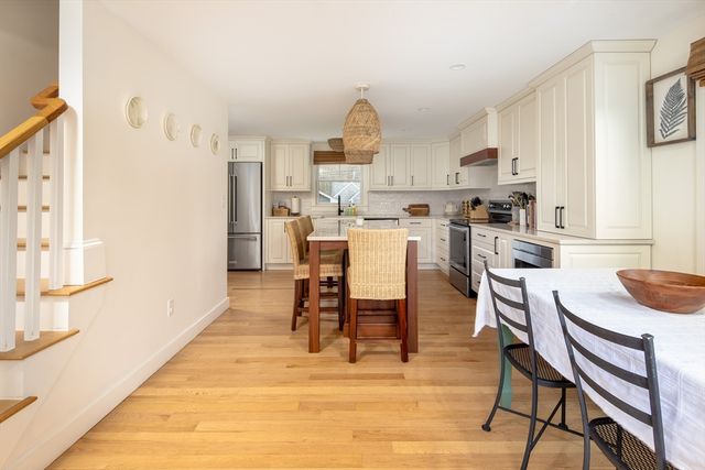 8 Pine St, Mattapoisett, MA 02739