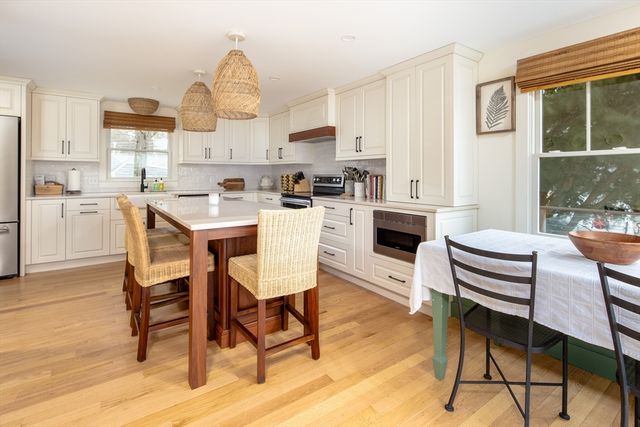 8 Pine St, Mattapoisett, MA 02739