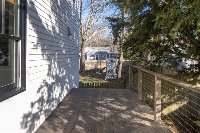 8 Pine St, Mattapoisett, MA 02739