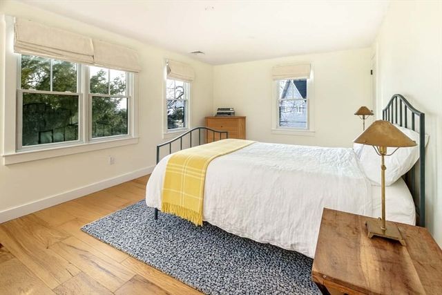 8 Pine St, Mattapoisett, MA 02739