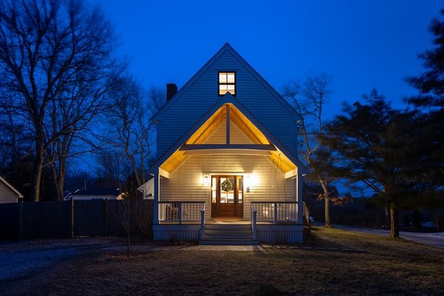 8 Pine St, Mattapoisett, MA 02739