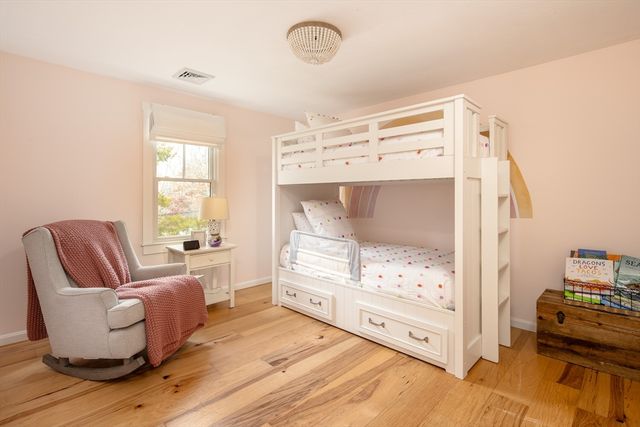 8 Pine St, Mattapoisett, MA 02739