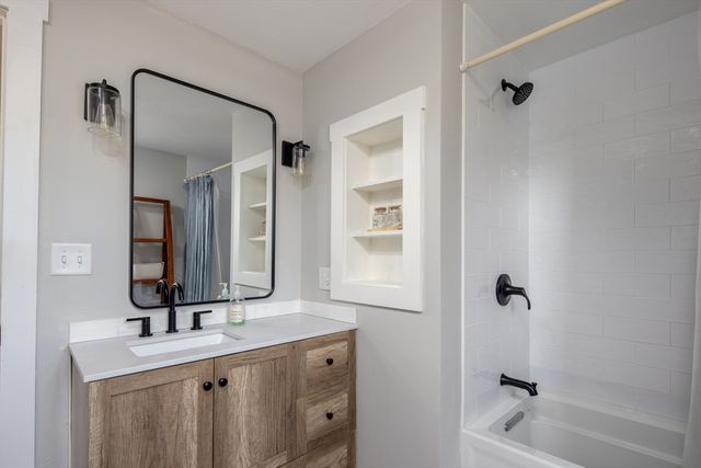 8 Pine St, Mattapoisett, MA 02739