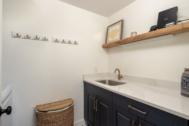 8 Pine St, Mattapoisett, MA 02739